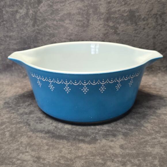 Vintage Pyrex Blue Snowflake Garland Cinderella Mixing Bowl 475-B 2 1/2 QT. - Picture 7 of 11